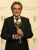Danny Boyle director de "Slumdog Millionaire" posa con su BAFTA